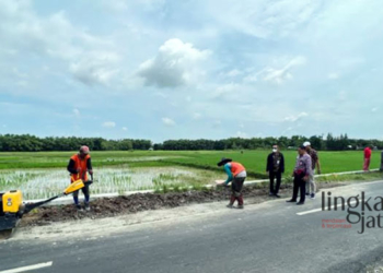 MEMPERBAIKI: Perbaikan Jalan Winong-Sokopuluhan turut Desa Plosorejo, Kecamatan Pucakwangi, Pati pada Jumat, 18 November 2022. (Arif Febriyanto/Lingkarjateng.id)