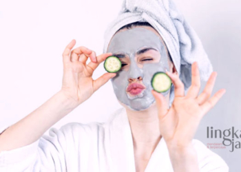 ILUSTRASI: Seorang perempuan sedang menggunakan clay mask untuk merawat kulit wajah. (Freepik @pvproductions/Lingkarjateng.id)