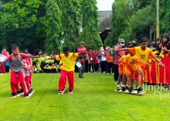 BERSAING: Para pelajar saat mengikuti lomba papan berjalan dalam Festival Olahraga Rekreasi Daerah (Forda) di halaman Setda Demak pada Senin, 7 November 2022. (Istimewa/Lingkarjateng.id)