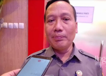 MENYAMPAIKAN: Ketua Bawaslu Kabupaten Pati, Ahmadi saat memberikan keterangan pada awak media, baru-baru ini. (Arif Febriyanto/Lingkarjateng.id)