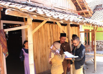 VERIFIKASI: Pegawai Bappeda melakukan pendataan keluarga miskin di Desa Sendangagung, Kecamatan Pamotan, Rembang