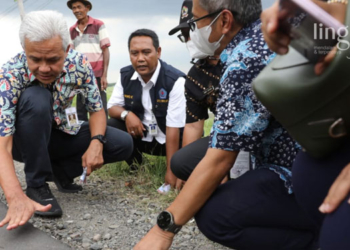 MENINJAU: Gubernur Jawa Tengah (Jateng), Ganjar Pranowo meninjau pembangunan Jalan Provinsi Ruas Pebatan-Rengaspendawa, Kabupaten Brebes. (Dok. Humas Pemprov Jateng/Lingkarjateng.id)
