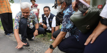 MENINJAU: Gubernur Jawa Tengah (Jateng), Ganjar Pranowo meninjau pembangunan Jalan Provinsi Ruas Pebatan-Rengaspendawa, Kabupaten Brebes. (Dok. Humas Pemprov Jateng/Lingkarjateng.id)