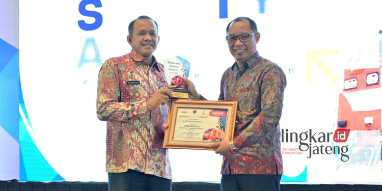 TERIMA AWARDS: Kepala Dinas Perhubungan Kendal, Mohamad Eko (kiri) saat menerima Anugerah Anubawa Tama Sakatha Nirmala dalam Railways Safety Awards Tahun 2022 di Kota Padang pada Rabu, 16 November 2022. (Istimewa/Lingkarjateng.id)