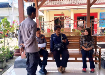 DIALOG: Sukmayanti ( 19 ), warga Desa Temmerodo Kecamatan Temmerodo Kabupaten Majene, Sulawesi Barat saat berkomunikasi dengan petugas di Polsek Gubug, Grobogan pada Selasa, 22 November 2022. (Muhamad Ansori/Lingkarjateng.id)