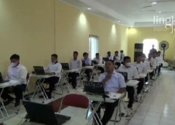 TENANG: Para calon perangkat desa di Kabupaten Kendal melaksanakan tes CAT di STMIK Himsya, Semarang pada Senin, 28 November 2022. (Istimewa/Lingkarjateng.id)