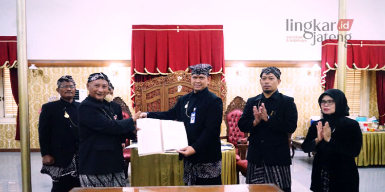 SIMBOLIS: Penandatanganan Surat Edaran Implementasi Aplikasi SARIDIN oleh Pj Bupati Pati, Henggar Budi Anggoro. (Istimewa/Lingkarjateng.id)