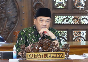 MENYAMPAIKAN: Pj Bupati Jepara, Edy Supriyanta saat memberikan keterangan. (Muslichul Basid/Lingkarjateng.id)
