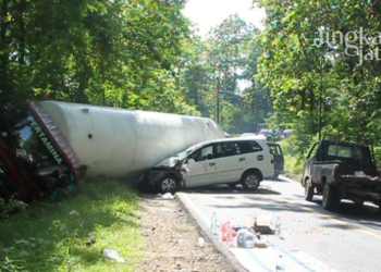 TERGULING: Truk tangki Pertamina terguling saat melintas di Jalan Nasional Blora-Cepu pada Minggu, 20 November 2022. (Instagram _infoblora/Lingkarjateng.id)