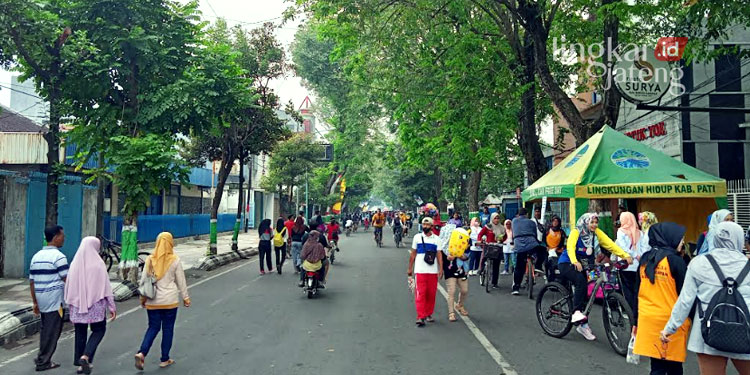 RAMAI: Pengunjung Car Free Day di Pati Kota beberapa waktu lalu. (Arif Febriyanto/Lingkarjateng.id)