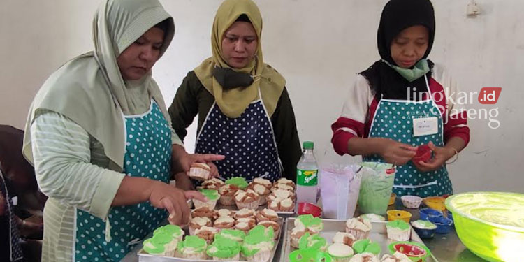 ANTUSIAS: Buruh rokok Kabupaten Kudus saat mengikuti kegiatan pelatihan dari DBHCHT, pada beberapa waktu lalu. (Nisa Hafizhotus Syarifa/Lingkarjateng.id)