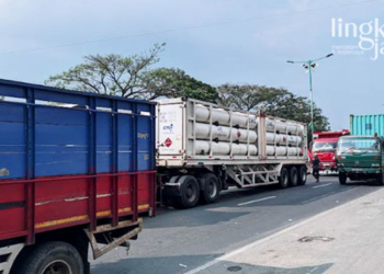 MACET PARAH: Kondisi kemacetan di Jalur Pantura Demak-Semarang pada Jumat, 12 Agustus 2022. (Tomi Budianto/Lingkarjateng.id)