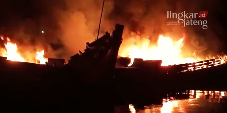 TERBAKAR: Kapal nelayan terbakar di Pangkalan Kecamatan Selakau, Kalimantan Barat agar ditangkap dan diusut tuntas pada Kamis, 3 November 2022. (Istimewa/Lingkarjateng.id)