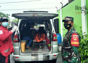 EVAKUASI: Petugas kepolisian mengevakuasi korban yang tewas gantung diri di kamar mandi kos Banaran 3 RT 01 RW 22 Kelurahan/Kecamatan Purwodadi, Kabupaten Grobogan pada Selasa, 15 Oktober 2022. (Muhamad Ansori/Lingkarjateng.id)