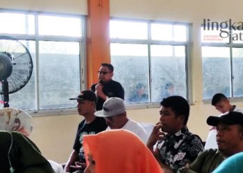 TANYA JAWAB: Salah satu warga saat bertanya kepada narasumber yang hadir dalam sosialisasi perundang-undangan di bidang cukai di Balai Desa Jurang, Kecamatan Gebog, Kabupaten Kudus pada Kamis, 3 November 2022. (Nisa Hafizhotus S/Lingkarjateng.id)