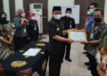 SIMBOLIS: Wakil Bupati (Wabup) Kabupaten Demak, Ali Makhsun menyerahkan penghargaan kepada perangkat daerah yang mendapatkan nilai kategori terbaik di Gradhika Bina Praja pada Rabu, 23 November 2022. (Dok. Humas Pemkab Batang/Lingkarjateng.id)