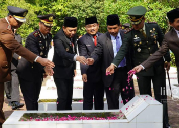 PENGHORMATAN: Pj Bupati Jepara, Edy Supriyanta (tiga dari kiri) bersama jajaran Forkopimda Jepara tabur bunga di TMP Giri Dharma Jepara pada Kamis, 10 November 2022. (Muslichul Basid/Lingkarjateng.id)