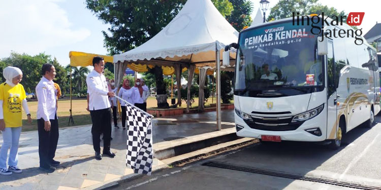 SIMBOLIS: Bupati Kendal, Dico M Ganinduto, melepas keberangkatan petugas SDM PKH untuk mengikuti Jateng Festival V 2022 yang diselenggarakan di Klaten. (Istimewa/Lingkarjateng.id)