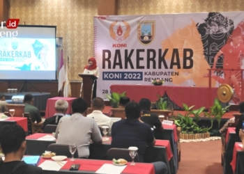 RAPAT KERJA: Ketua Umum KONI Kabupaten Rembang, Vivit Dina Rini Atnasari saat Rakerkab KONI di Hotel Fave Rembang. (R. Teguh Wibowo/Lingkarjateng.id)