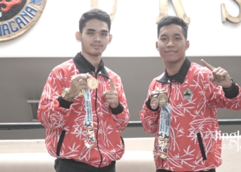MEMBANGGAKAN: Dua Petarung UKSW Cabang Karate dan Tarung Derajat. Mereka adalah Muhammad Rizki dan Achmad Kathri Sansyah. (Istimewa/Lingkarjateng.id)