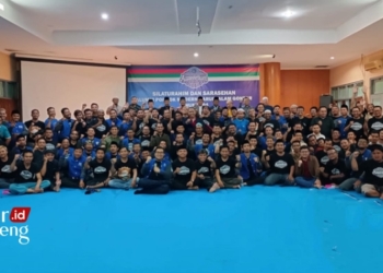 KOMPAK: Alumni Pondok Modern Darussalam Gontor berfoto bersama para Ustadz PM Darussalam Gontor dalam reuni nasional Gen-Bi nang Jogja. (Muslichul Basid/Lingkarjateng.id)