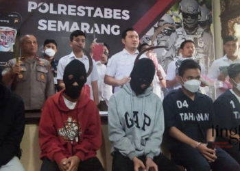 KONFERENSI PERS: Lima pelaku penyerangan siswa SMKN 3 Semarang dihadirkan saat pers rilis di Mapolrestabes Semarang pada Rabu, 14 Desember 2022. (Istimewa/Lingkarjateng.id)