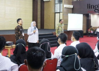 MENINJAU: Wakil Bupati Blora, Tri Yuli Setyowati meninjau pelaksanaan uji kompetensi seleksi PPPK Tenaga Kesehatan. (Dok. Web Pemkab Blora/Lingkarjateng.id)