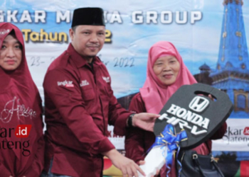 SIMBOLIS: Komisaris Utama PT Lingkar Media Group, Agus Sunarko (tengah) didampingi istri, Irma Indrasari (kiri) menyerahkan secara simbolis kunci mobil HRV kepada Direktur Utama, Ibu Rumilah (kanan) (Dok. Lingkar Media Group/Lingkarjateng.id)