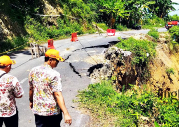 MONITORING: Petugas BPBD Kabupaten Pati meninjau lokasi longsor di jalan antar Kecamatan Kayen-Tambakromo turut Desa Purwokerto, Kecamatan Kayen, Kabupaten Pati pada Selasa, 20 Desember 2022. (Aziz Afifi/Lingkarjateng.id)