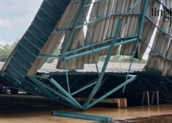 ROBOH: Atap kolam renang Taman Hiburan Rakyat (THR) Kramat, Batang roboh pada Jumat, 16 Desember 2022 sekira jam 11.15 WIB siang. (Instagram batang.update/Lingkarjateng.id)