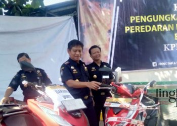 BARANG BUKTI: Petugas Bea Cukai Semarang menunjukkan barang bukti pelaku pengedaran rokok ilegal jaringan Grobogan. (Adimungkas/Lingkarjateng.id)