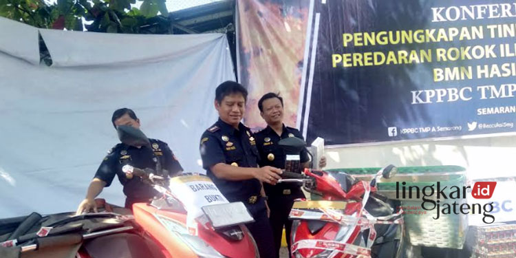 BARANG BUKTI: Petugas Bea Cukai Semarang menunjukkan barang bukti pelaku pengedaran rokok ilegal jaringan Grobogan. (Adimungkas/Lingkarjateng.id)