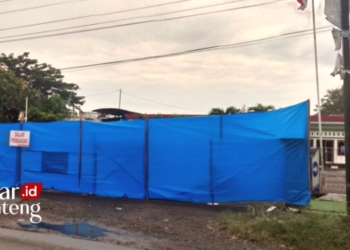 SEPI: Pagar SPBU Godong ditutup terpal dan belum beroperasi untuk penjualan bahan bakar pada Jumat, 30 Desember 2022. (Muhamad Ansori/Lingkarjateng.id)