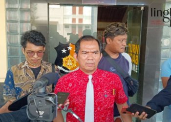 MENERANGKAN: Kuasa Hukum petugas SPBU Tlogowungu, Nimerodi Gulo saat ditemui awak media usai meninjau kelanjutan laporan dugaan pemerasan ke Polresta Pati pada Rabu, 14 Desember 2022. (Arif Febriyanto/Lingkarjateng.id)