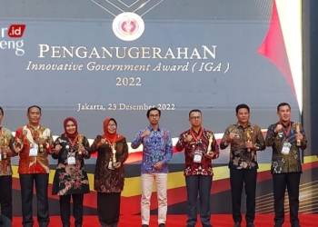 SIMBOLIS:Wakil Bupati Blora, Tri Yuli Setyowati, menerima penghargaan Innovative Government Award ( IGA ) 2022 sebagai Kabupaten Sangat Inovatif. (Dok. Humas Pemkab Blora/Lingkarjateng.id)