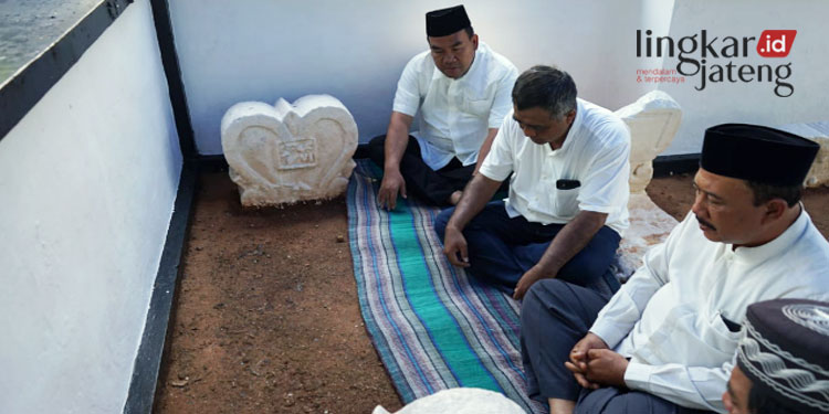 ZIARAH: Bupati Blora, Arief Rohman bersama Forkopimda ziarah ke makam Raden Tumenggung Wilotikto di Tuban pada Kamis, 8 Desember 2022. (Dok. Humas Pemkab Blora/Lingkarjateng.id)