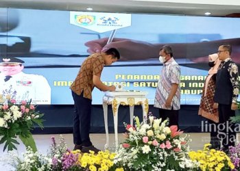 SIMBOLIS: Bupati Kendal, Dico M Ganinduto menandatangani Komitmen Implementasi SDI di Pendopo Tumenggung Bahurekso Kendal pada Kamis, 1 Desember 2022. (Arvian Maulana/Lingkarjateng.id)