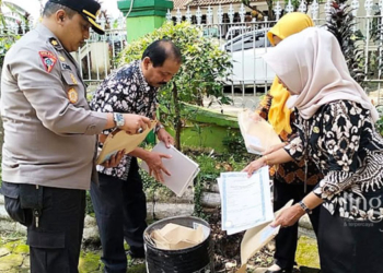PEMUSNAHAN: Disdikpora Kabupaten Kudus saat memusnahkan ijazah kejar paket A, B dan C pada Selasa, 13 Desember 2022. (Nisa Hafizhotus S/Lingkarjateng.id)