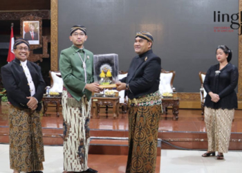 SIMBOLIS: Sri Paduka Mangkunegara X (dua dari kiri) menyerahkan souvenir kepada Bupati Blora, Arief Rohman (tiga dari kiri) sebelum prosesi kirab pusaka dalam rangka HUT ke-273 Blora pada pada Sabtu, 3 Desember 2022. (Dok. Humas Pemkan Blora/Lingkarjateng.id)