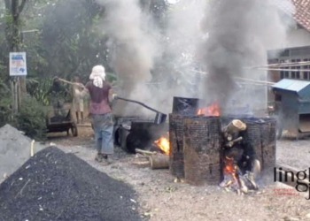 Pemeliharaan Jalan Sukolilo-Prawoto turut Desa Wegil, Kecamatan Sukolilo, Kabupaten Pati. (Arif Febriyanto/Lingkarjateng.id)