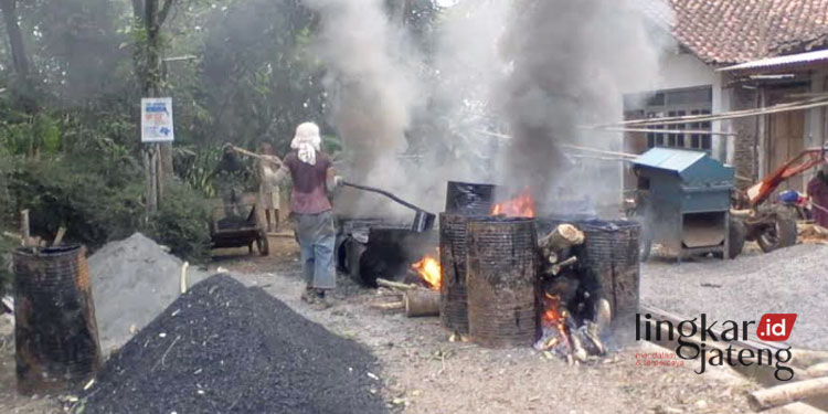 Pemeliharaan Jalan Sukolilo-Prawoto turut Desa Wegil, Kecamatan Sukolilo, Kabupaten Pati. (Arif Febriyanto/Lingkarjateng.id)