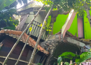 HAMPIR ROBOH: Salah satu rumah Kelurahan Mlangsen, Kecamatan Blora hampir roboh akibat tanah longsor. (A. Subkhan/Lingkarjateng.id)