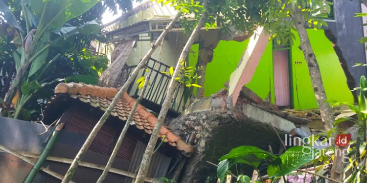 HAMPIR ROBOH: Salah satu rumah Kelurahan Mlangsen, Kecamatan Blora hampir roboh akibat tanah longsor. (A. Subkhan/Lingkarjateng.id)