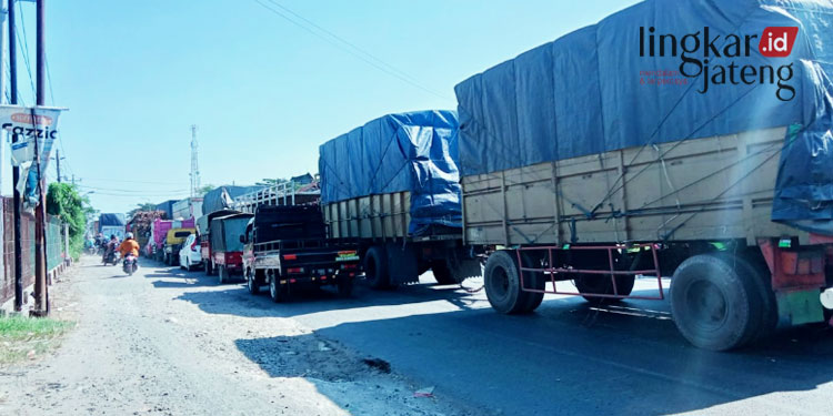 MACET PARAH: Jalan Raya Pantura Juwana macet parah pada Minggu 25 Desember 2022. (Arif Feberiyanto/Lingkarjateng.id)