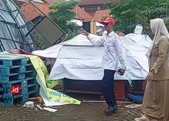 MENINJAU: Kepala Bidang Pelayanan dan Sumber Daya Kesehatan Dinas Kesehatan Batang, Nuridin, bersama Kepala Bidang Rehabilitasi dan Rekonstruksi BPBD Batang, Fitria Kartika Sari, meninjau tenda vaksinasi yang roboh akibat puting beliung. (Dok. Website Pemkab Batang/Lingkarjateng.id)