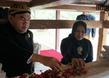 ZIARAH: Bupati Blora, Arief Rohman saat ziarah ke salah satu makam leluhur. (Humas Pemkab Blora/Lingkarjateng.id)