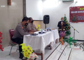RAPAT: Anggota Polres Grobogan saat Rakor dalam rangka persiapan Operasi Lilin Candi 2022 di Gereja GPdI Pantekosta, Purwodadi, Kabupaten Grobogan, pada Jumat, 16 Desember 2022. (Muhamad Ansori/Lingkarjateng.id)
