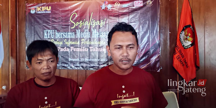 BERI KETERANGAN: Ketua KPU Demak, Bambang Setya Budi,saat ditemui awak media, belum lama ini. (Tomi Budianto/Lingkarjateng.id)