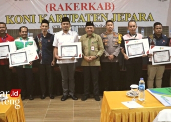 SINERGITAS: Pj Bupati Jepara Edy Supriyanta dan Ketua KONI Jepara foto bersama para ketua cabor olahraga. (Muslichul Basid/Lingkarjateng.id)