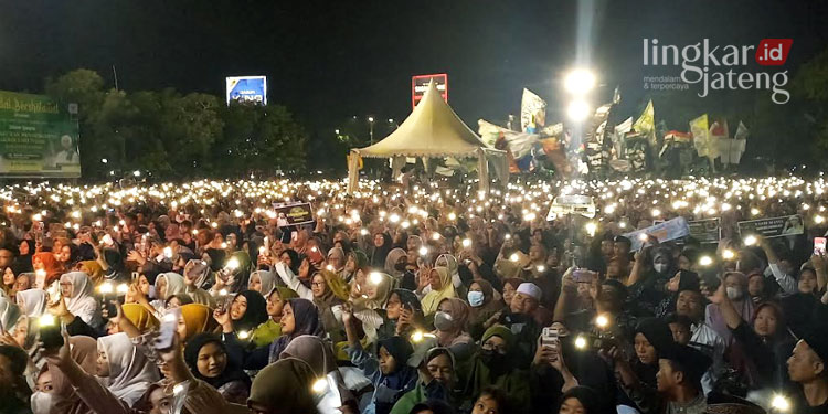 MERIAH: Ribuan masyarakat mengikuti Kendal Bersholawat yang digelar Pemkab Kendal pada Selasa, 6 Desember 2022 malam. (Arvian Maulana/Lingkarjateng.id)